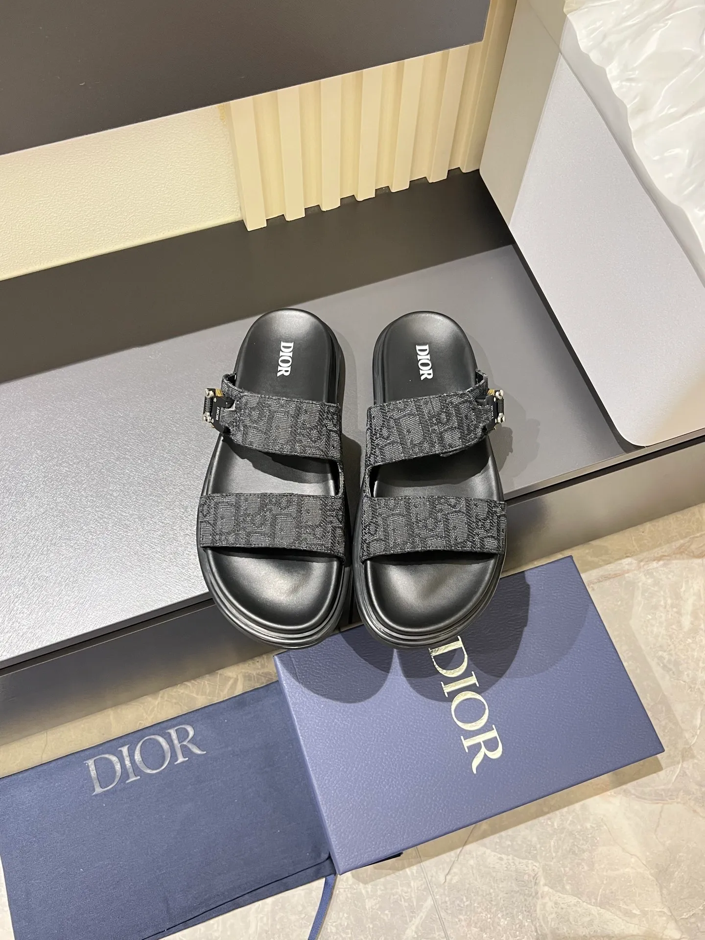 Men's Men's Shoes 💰p320 Dio* Men's Sandals Slippers. Showcasing Dior haute couture design. The Dior gray suede strap is accented with an aluminum Dior buckle for added style. Paired with a comfortable tonal notch sole, they pair easily with shorts or jeans for a sophisticated look. Main body: suede cow leather, technical fabric lining: cow leather, with adjustable straps, aluminum Dior buckle, Dior gray EVA insole, tonal notched rubber outsole splicing structure, size: 38-44 (customized at 45.46)